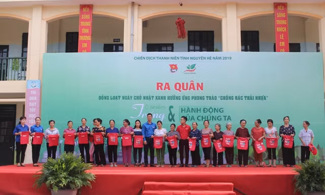 tặng 200 chiếc túi vải thân thiện môi trường cho đoàn viên thanh niên và nhân dân xã Ninh Sơn để đựng đồ dùng, thức ăn khi đi chợ hàng ngày thay cho túi nilon.