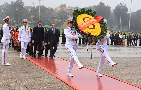 Thứ trưởng Bộ Ngoại giao Đặng Minh Khôi, Chủ nhiệm Ủy ban Nhà nước về người Việt Nam ở nước ngoài và ông Phùng Khánh Tài, Phó Chủ tịch Ủy ban Trung ương Mặt trận Tổ quốc Việt Nam dẫn đầu đoàn kiều bào tiêu biểu vào lăng viếng Chủ tịch Hồ Chí Minh.