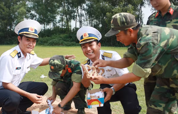 Quà “độc” của lính trường bắn