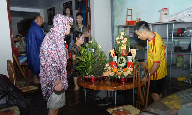 Đường ngập lụt, nhà trai dùng bể phao đẩy sính lễ ăn hỏi đến nhà gái