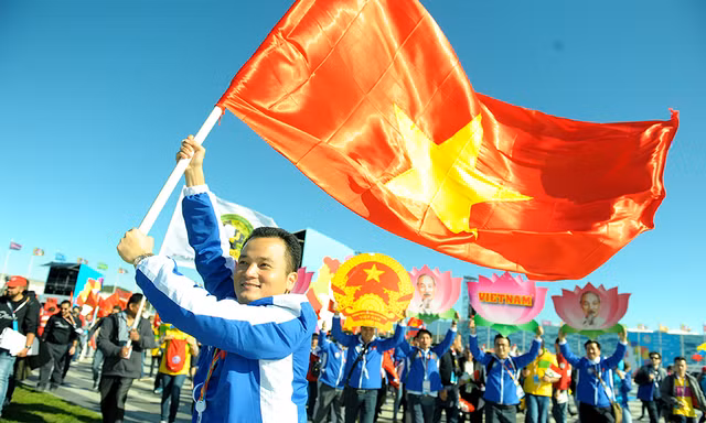 Quốc kỳ Việt Nam tung bay ở Festival thanh niên, sinh viên thế giới 19
