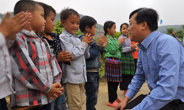 Bí thư thứ nhất T.Ư Đoàn Lê Quốc Phong hỏi thăm các em học sinh Điểm trường Tiểu học Lũng Pô 1