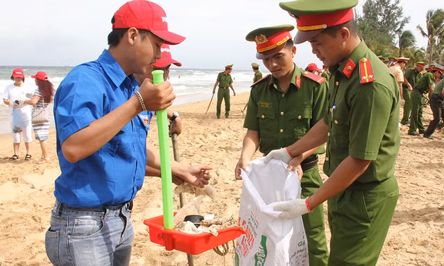 Đông đảo tình nguyện viên ra quân Chiến dịch 'Hãy làm sạch biển'