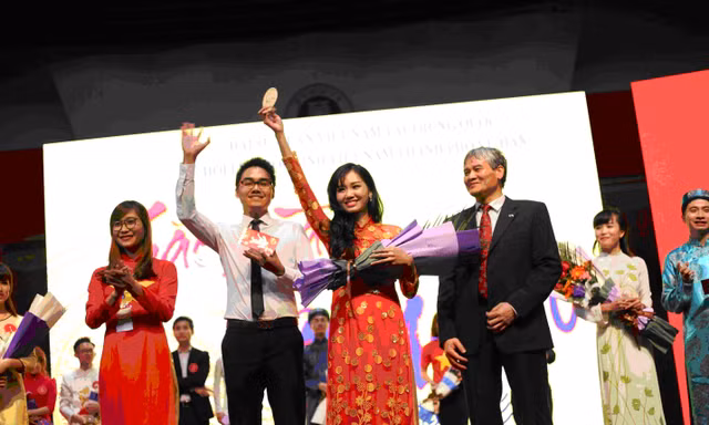 Ông Nguyễn Văn Thịnh - Tham tán cộng đồng ĐSQ Việt Nam tại Trung Quốc (ngoài cùng bên phải) cùng bà Nguyễn Thị Kim Hòa – Chủ tịch Hội LHS Việt Nam tại TP Vũ Hán (ngoài cùng bên trái) trao giải Nhất cho cặp đôi xuất sắc nhất.