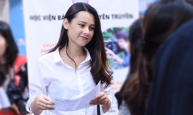 hướng dẫn viên có gương mặt sáng và nét Tây phương đã "đốn tim" nhiều bạn trẻ về sự thân thiện, xinh đẹp