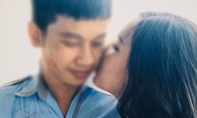 Nữ sinh hôn má các nam sinh trong ngày bế giảng gây 'sốt' mạng