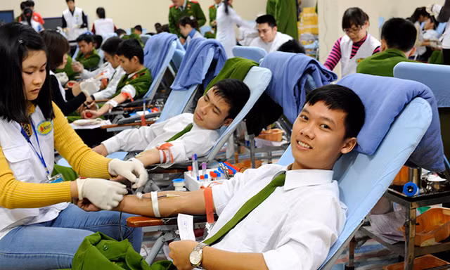 Đông đảo cán bộ, đoàn viên thanh niên Tổng cục Chính trị CAND tham gia hiến máu