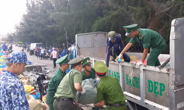 400 tình nguyện viên làm sạch biển Bà Rịa - Vũng Tàu