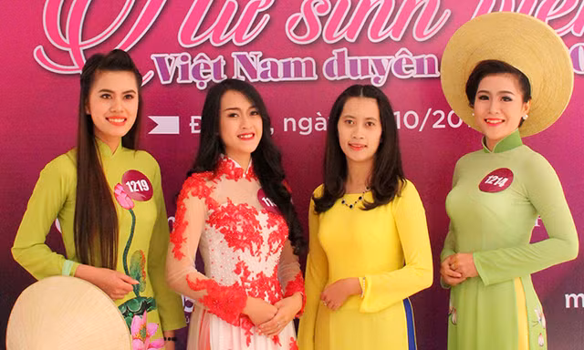 Duyên dáng nữ sinh trên xứ sở ngàn hoa Đà Lạt