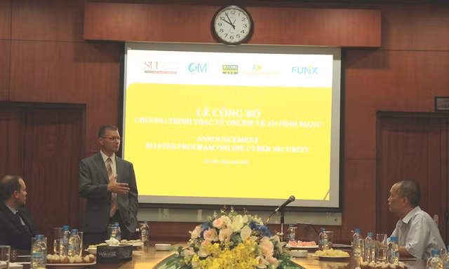 Ông Robert Robertson, Trưởng khoa Khoa học máy tính và Hệ thống thông tin 