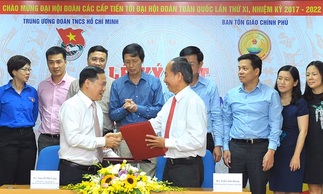 Bí thư T.Ư Đoàn, Chủ tịch T.Ư Hội LHTN Việt Nam Nguyễn Phi Long và Phó trưởng Ban Tôn giáo Chính phủ Trần Tấn Hùng ký kết chương trình. Ảnh: Xuân Tùng