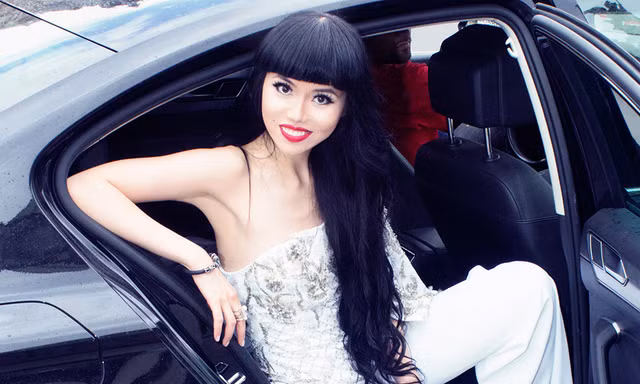 Siêu mẫu Việt lộng lẫy trong loạt show tại tuần lễ thời trang Paris