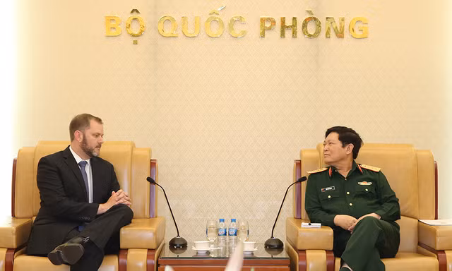 Đại tướng Ngô Xuân Lịch tiếp ông Tom Hamilton