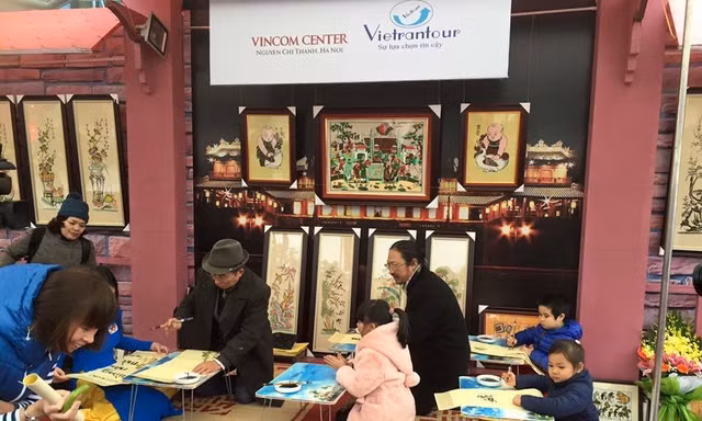 Các em bé thích thú khi được học viết thư pháp