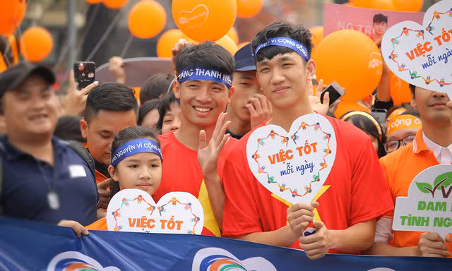Tuyển thủ U23 Trọng Đại, Tiến Dũng tham gia chương trình đi bộ vì cộng đồng