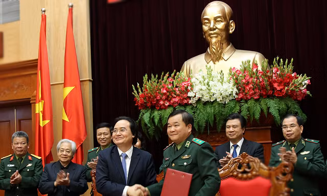 'Thầy giáo quân hàm xanh' xoá mù chữ gần 10.000 học viên