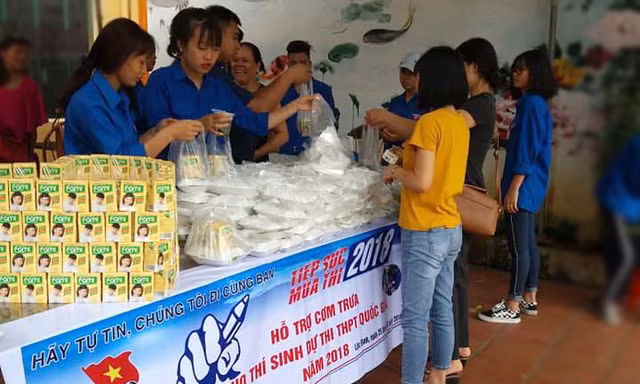 Các tình nguyện viên hỗ trợ phát cơm miễn phí phục vụ thí sinh tại Lộc Bình, Lạng Sơn