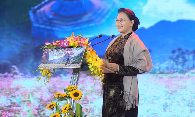 Chủ tịch Quốc hội Nguyễn Thị Kim Ngân chúc mừng thành tích của đội tuyển U23 Việt Nam (ảnh: Xuân Tùng)