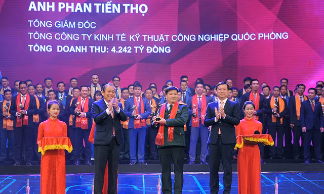 Trao giải thưởng Sao Đỏ - 100 Doanh nhân trẻ tiêu biểu 2017