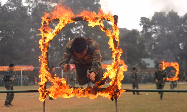 Chiến sĩ Trung đoàn 3 vượt vòng lửa, diễn thể dục có súng