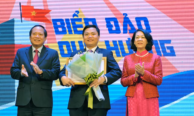 Bí thư T.Ư Đảng, Trưởng ban Dân vận T.Ư Trương Thị Mai (phải) và Bộ trưởng Bộ TT&TT Trương Minh Tuấn trao giải nhất cho anh Nguyễn Đình Phú