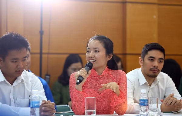 Tiến sĩ Vũ Bích Ngọc (áo dài hồng) và Nguyễn Khôi chia sẻ tại chương trình. Ảnh: Xuân Tùng