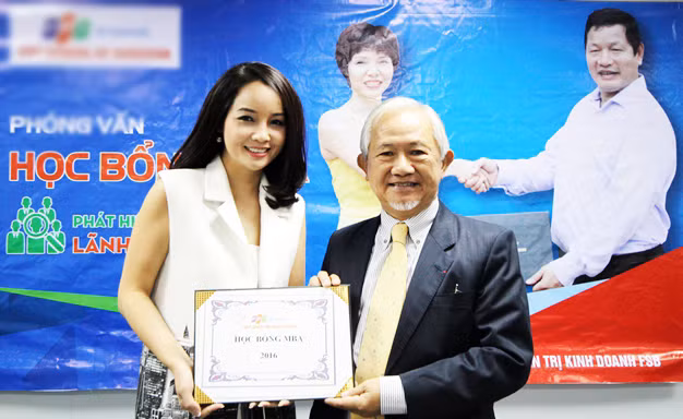 Giáo sư Phan văn Trường - Cố vấn cao cấp của Viện Quản trị kinh doanh FSB đại diện trao học bổng cho CEO Mai Thu Huyền
