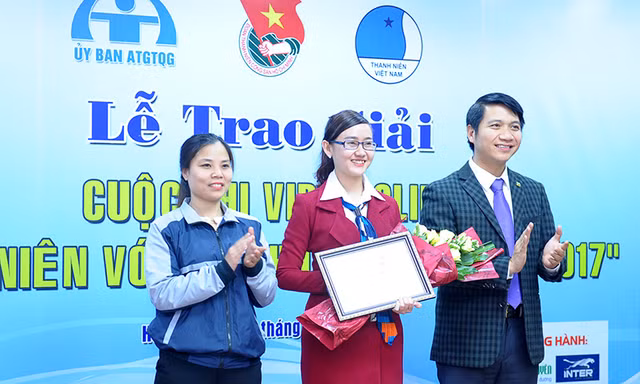 Anh Nguyễn Ngọc Lương, Bí thư Trung ương Đoàn và đại diện Cty CP Interbusline trao Giải nhất