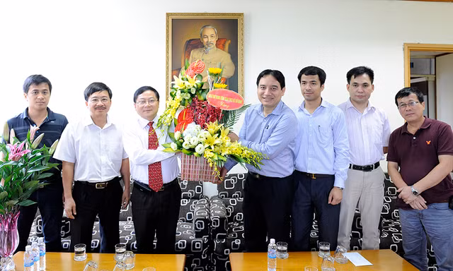 Bí thư Thứ nhất T.Ư Đoàn Nguyễn Đắc Vinh tặng hoa chúc mừng cán bộ, phóng viên báo Tiền Phong.