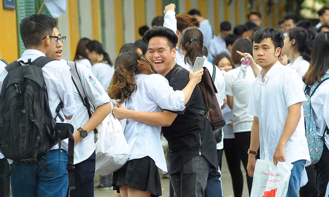Kết thúc thi ngoại ngữ: Ngập tràn nụ cười trường thi