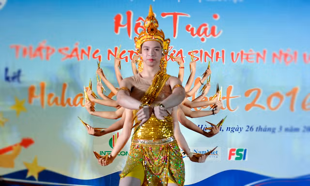 Lóa mắt với màn múa 'pho tượng cổ' của nam sinh ĐH Nội vụ