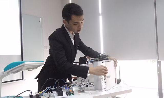 Trưởng nhóm đồ án Dương Hồng Hưng trình bày phần demo sản phẩm Noctopus