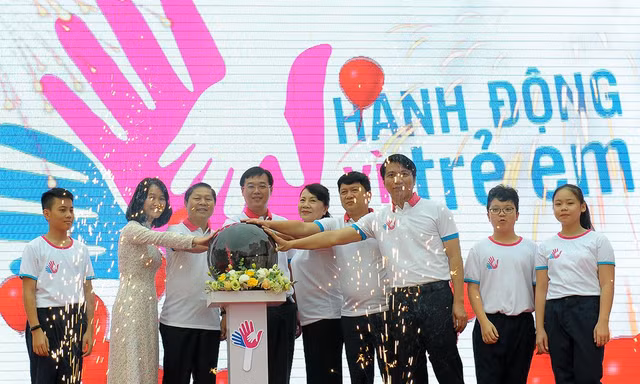 Đại diễn lãnh đạo Đoàn TNCS Hồ Chí Minh, Hội đồng Đội Trung ương, Bộ Giáo dục và Đào tạo, Bộ Lao động Thương binh và Xã hội, cùng thanh thiếu niên thực hiện nghi lễ phát động