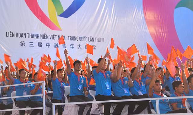 Sôi nổi giao lưu nghệ thuật Liên hoan Thanh niên Việt – Trung 2016
