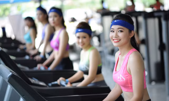 Nữ sinh Hà Nội khoe dáng thể thao