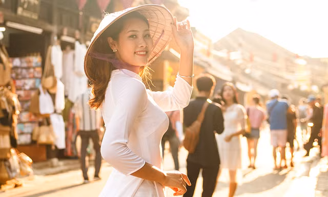 Các thí sinh khoe sắc tại phố cổ Hội An. Ảnh: Julia Wedding