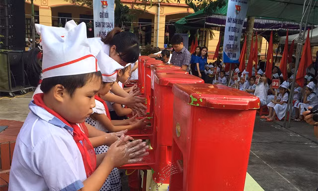 Các em học sinh tham gia rửa tay sạch với xà phòng tại lễ phát động