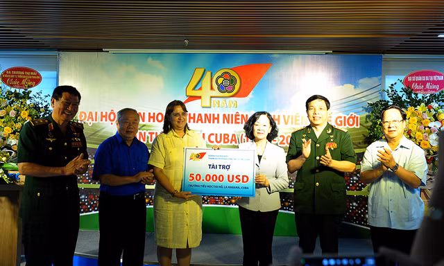 Bà Trương Thị Mai đã thay mặt các cựu đại biểu tham gia festival lần thứ 11 tại Cuba trao tài trợ 50.000 USD Mỹ cho học sinh Trường Tiểu học Tio Hồ (Bác Hồ) tại Cu Ba