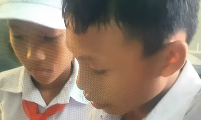 Nhặt được ví trên đường về nhà, học sinh bàn giao công an