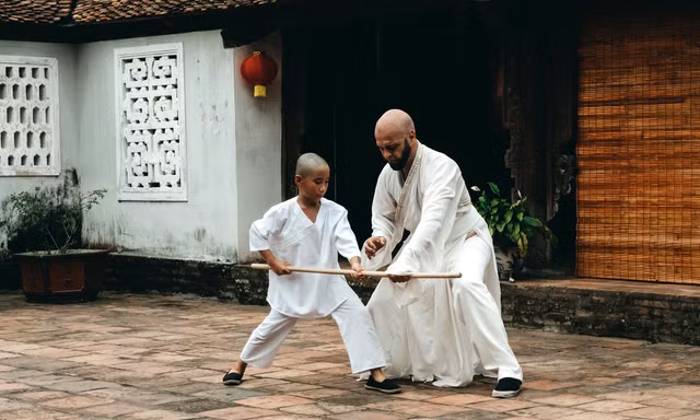 Võ sư Flores trong cảnh quay phim "Bỉ ngạn mãn tự viên"