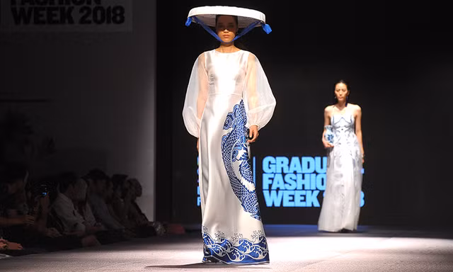 Thời trang phá vỡ định kiến 'mọt sách', tôn vinh gốm sứ