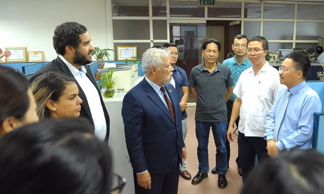 Đoàn đại biểu thanh niên Venezuela thăm báo Tiền Phong