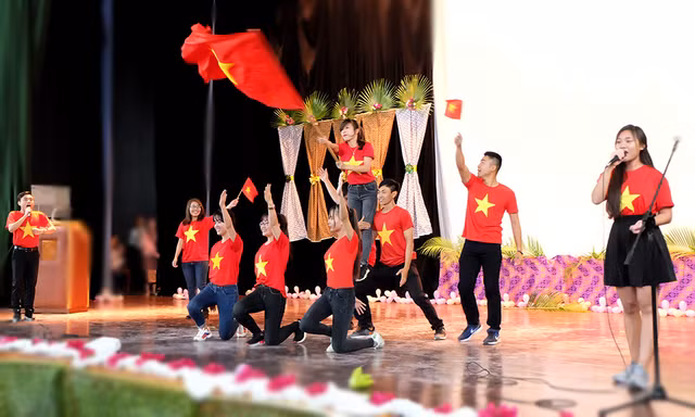 Đoàn viên, sinh viên Việt Nam tại Cuba biểu diễn trong Gala Châu Á tại Cuba.