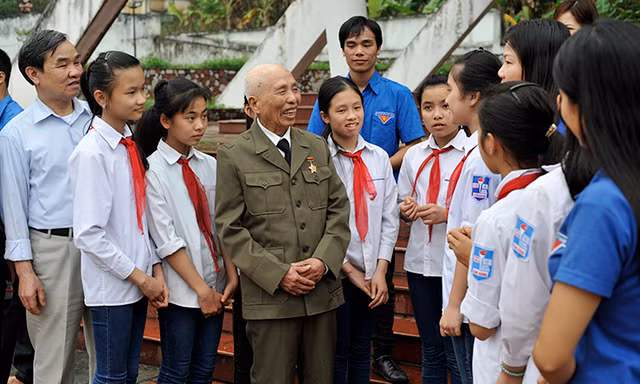 Tặng quà cựu thanh niên xung phong Bắc Kạn