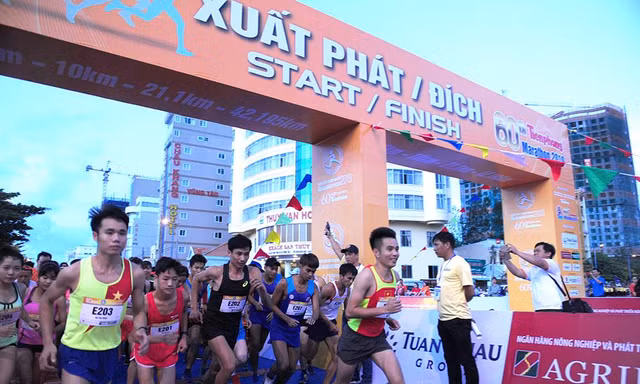 Tiền Phong Marathon 2019: Tranh đua quyết liệt từ tinh mơ