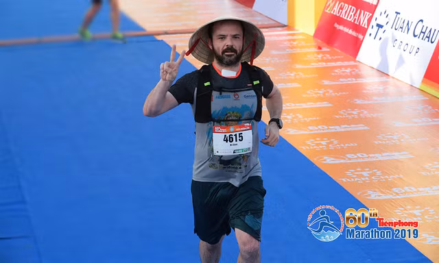 VĐV ngoại đội nón lá chạy Marathon Tiền Phong 2019