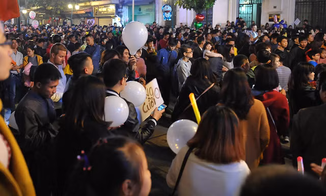 Hà Nội: 'Bóng cười' xuống phố đêm giao thừa 