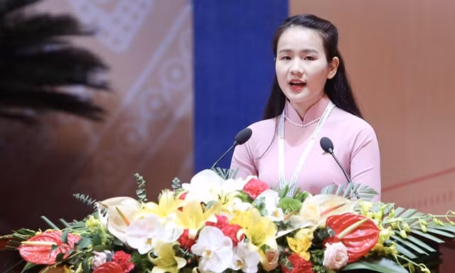 Chu Thị Ngọc Hảo đọc tâm thư của Đại hội Đoàn toàn quốc gửi tới tuổi trẻ toàn quốc. Ảnh: NVCC