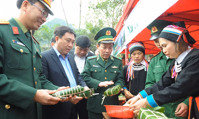 Thiếu tướng Đỗ Danh Vượng – Bí thư Đảng uỷ, Chính ủy BĐBP, Phó Bí thư tỉnh uỷ Hà Giang Nguyễn Mạnh Dũng, Trưởng ban Thanh niên Quân đội Đinh Quốc Hùng tham quan các gian hàng thi gói bánh chưng trong ngày hội