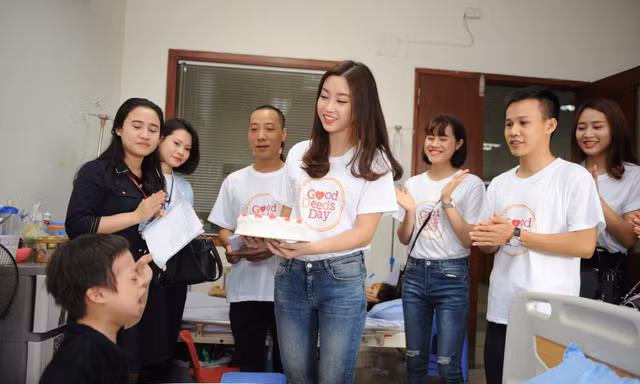 CLB Lễ tân, CLB Nghệ thuật T.Ư Đoàn tổ chức sinh nhật cho nhiều bệnh nhi sinh nhật tháng 4 đang điều trị tại Viện Huyết học và Truyền máu T.Ư, trong ngày làm việc tốt